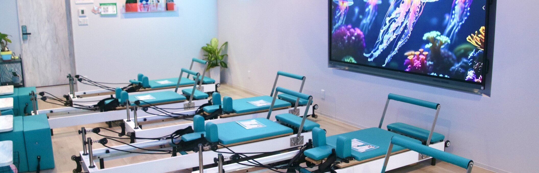 リフォーマーを使ったマシンピラティスのエクササイズ