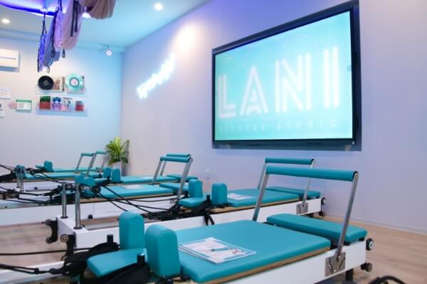 マシンを使ったピラティスレッスンの風景