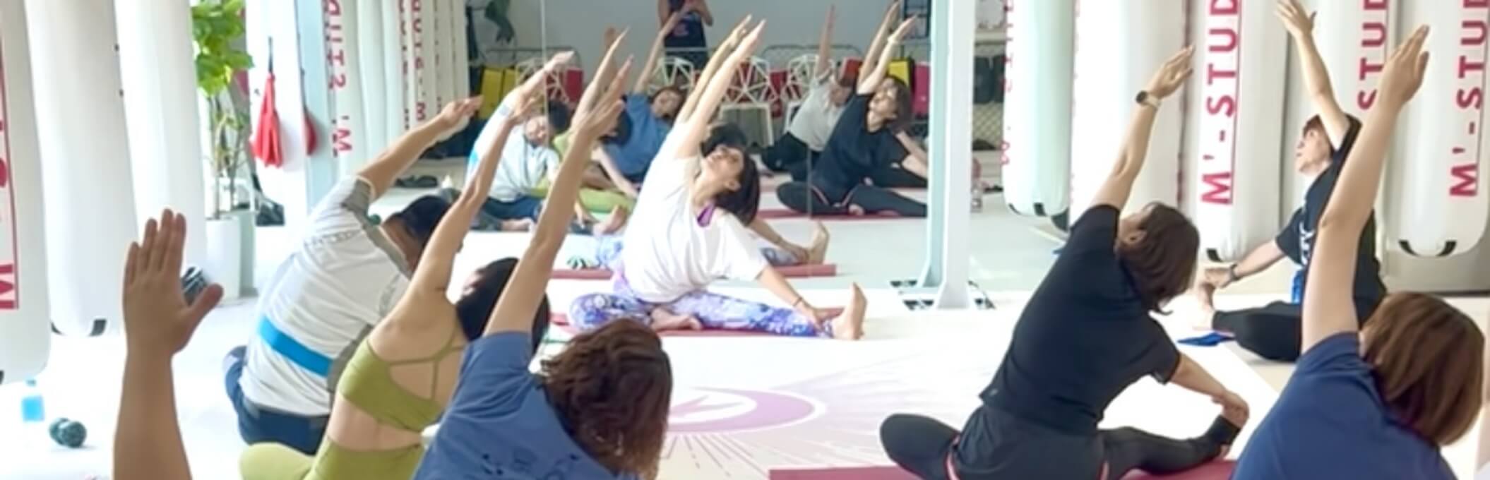 ヨガのポーズを行うリラックストレーニング